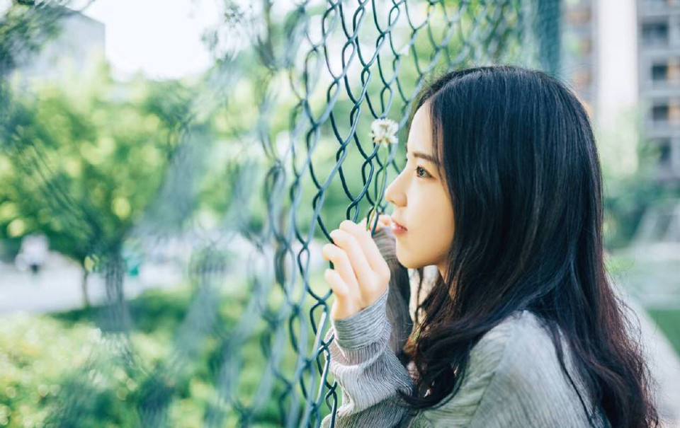 许多人说，男人和女性之间，不存在真实的友谊。其实仅仅还未遇到，或许，永久遇不到。